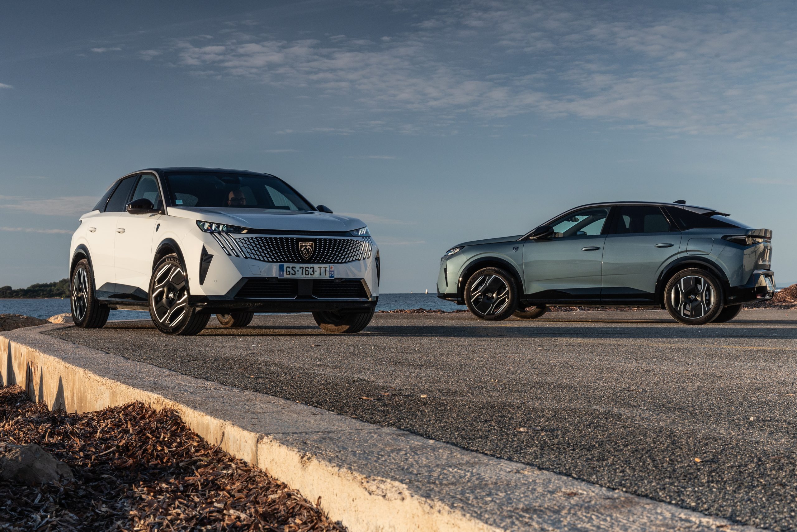 Os novos SUV 3008 e E-3008 da Peugeot chegam a Portugal em maio